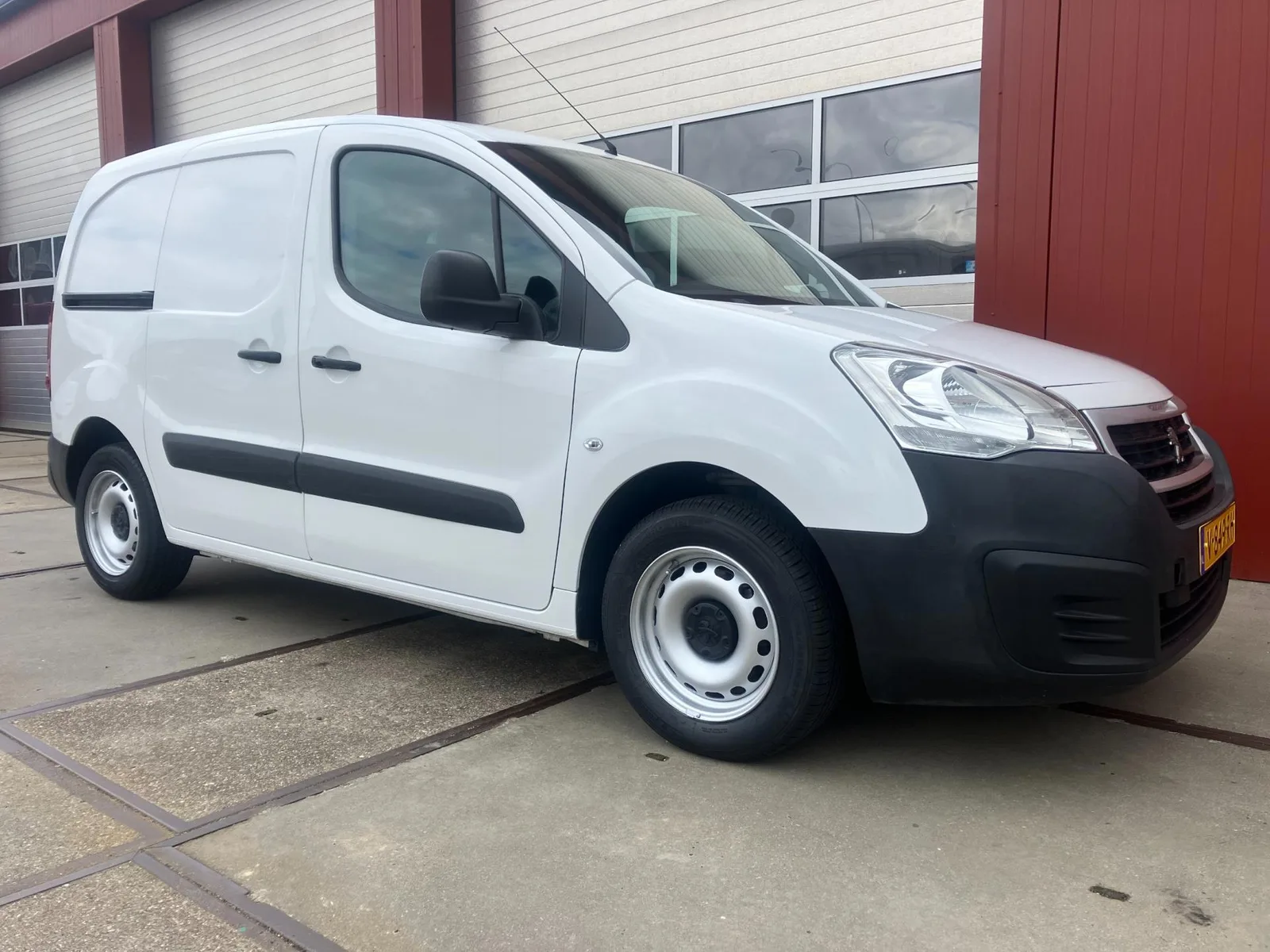 Peugeot Partner (2018) — foto 1