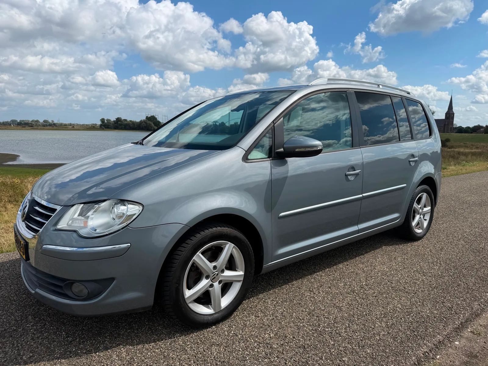 Volkswagen Touran (2010) — foto 1