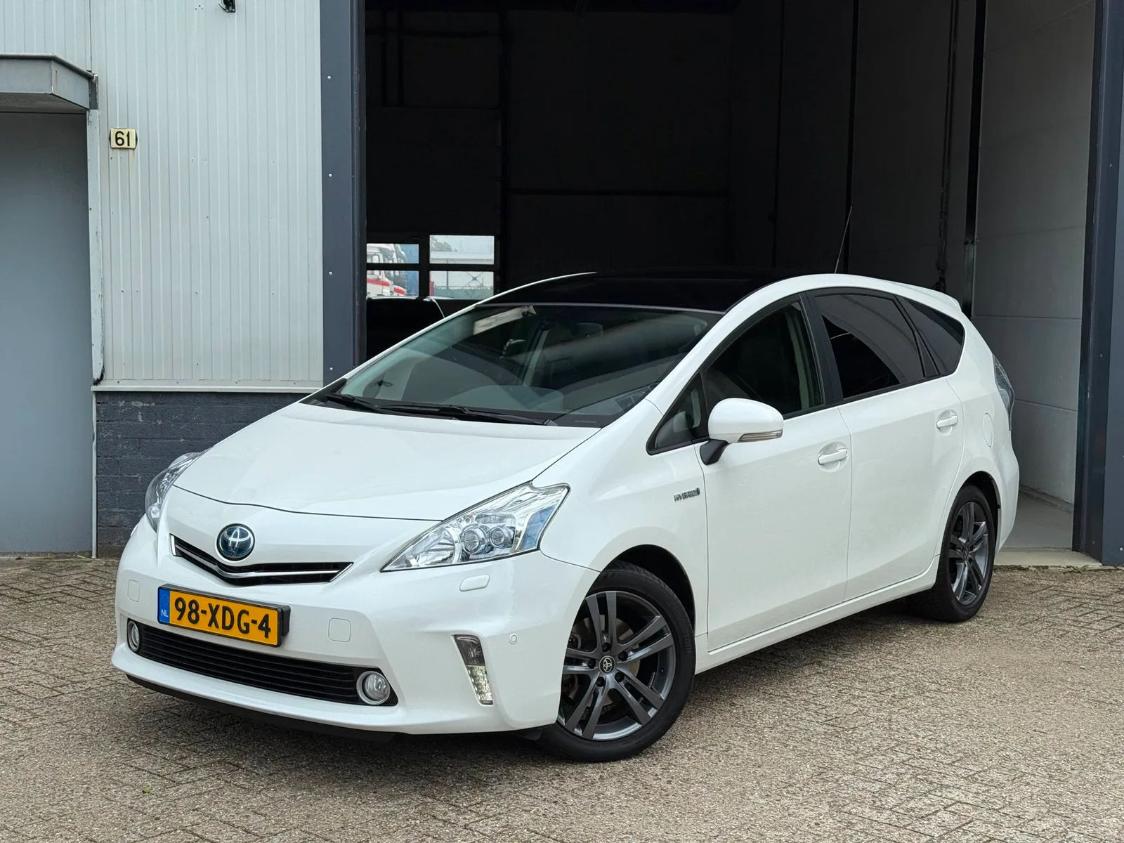 Toyota Prius Wagon (2012) — foto 1