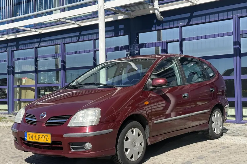 Nissan Almera Tino (2003)