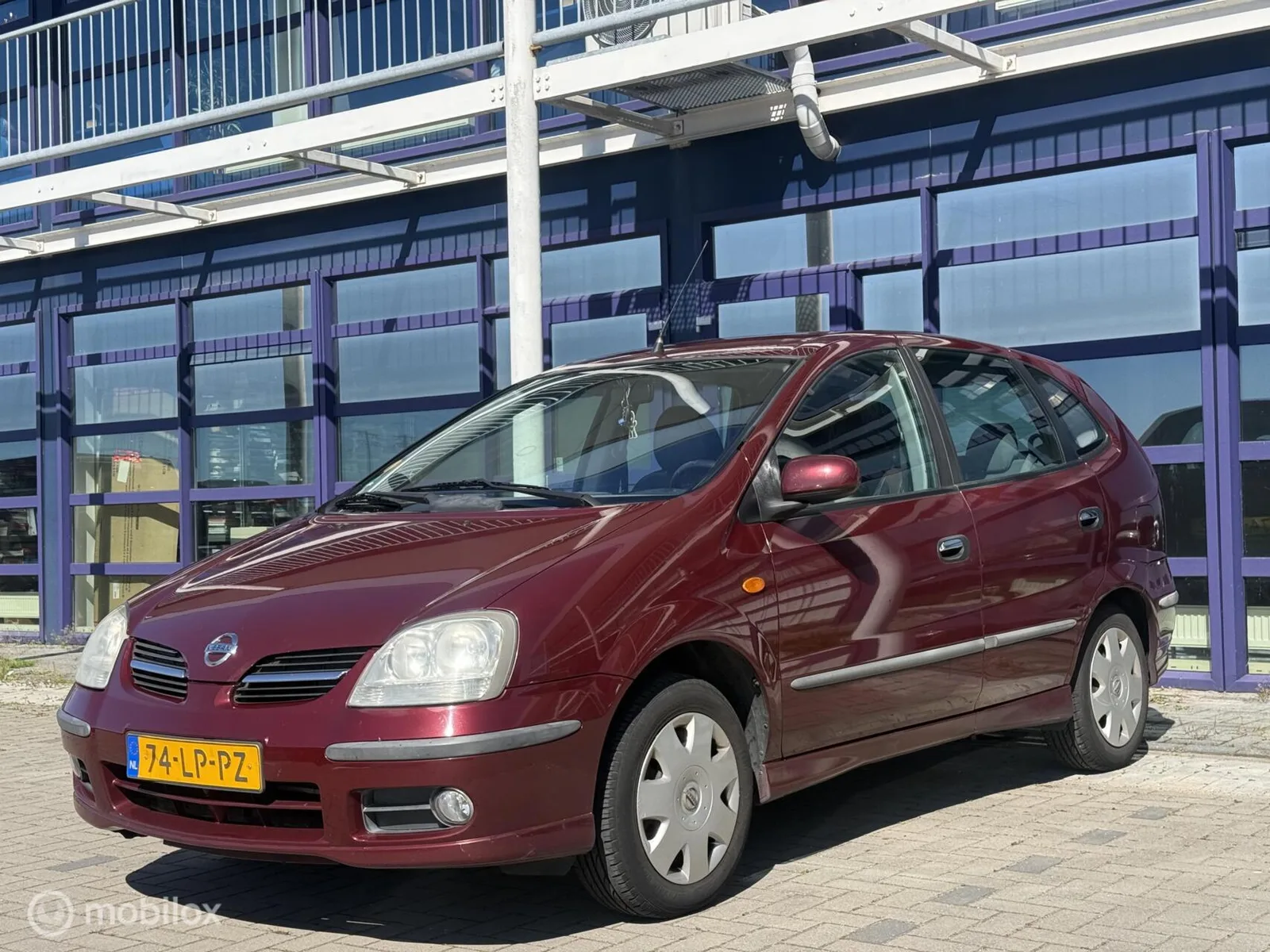Nissan Almera Tino (2003) — foto 1
