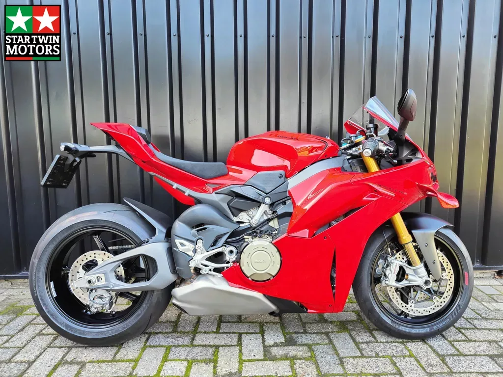 Ducati Panigale V4S (2024) — foto 1