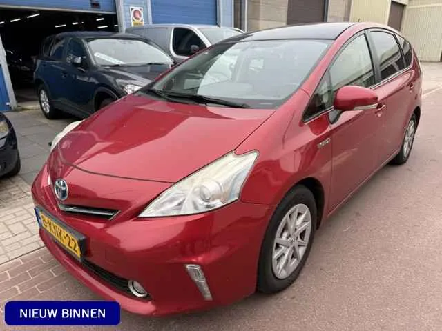 Toyota Prius Wagon (2013) — foto 1
