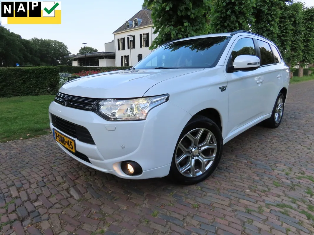 Mitsubishi Outlander (2013) — foto 1