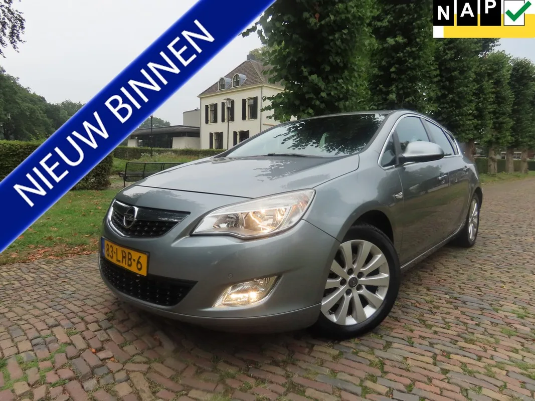 Opel Astra (2010) — foto 1