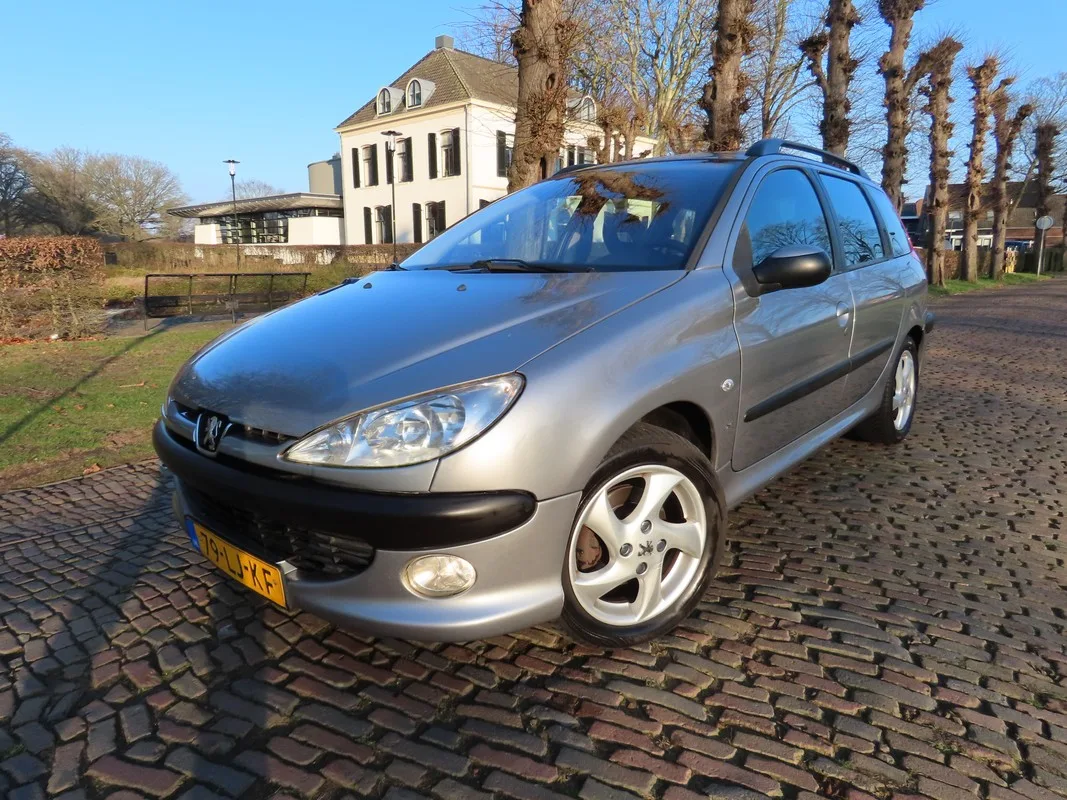 Peugeot 206 (2027) — foto 1