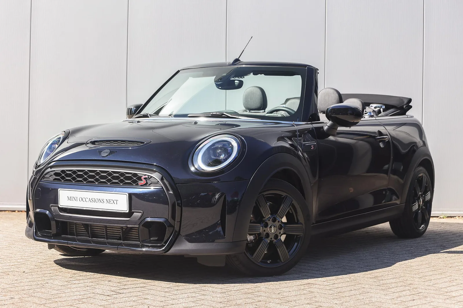 MINI Cabrio (2023) — foto 1