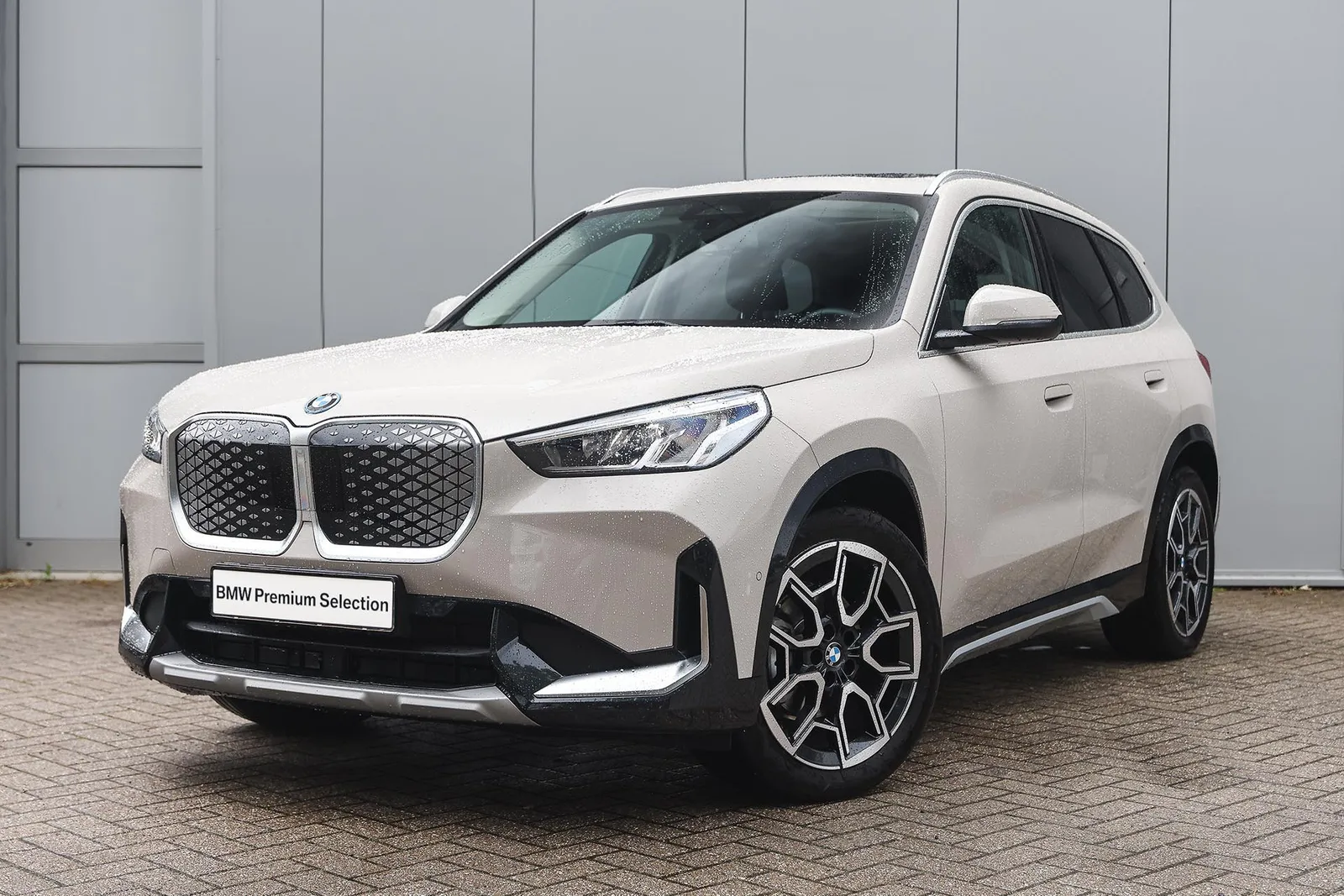 BMW iX1 (2026) — foto 1