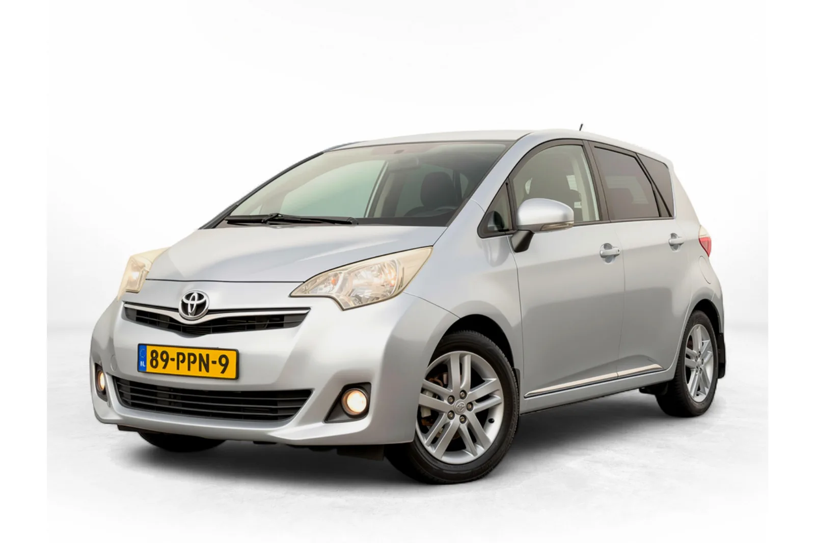 Toyota Verso-S (2011) — foto 1
