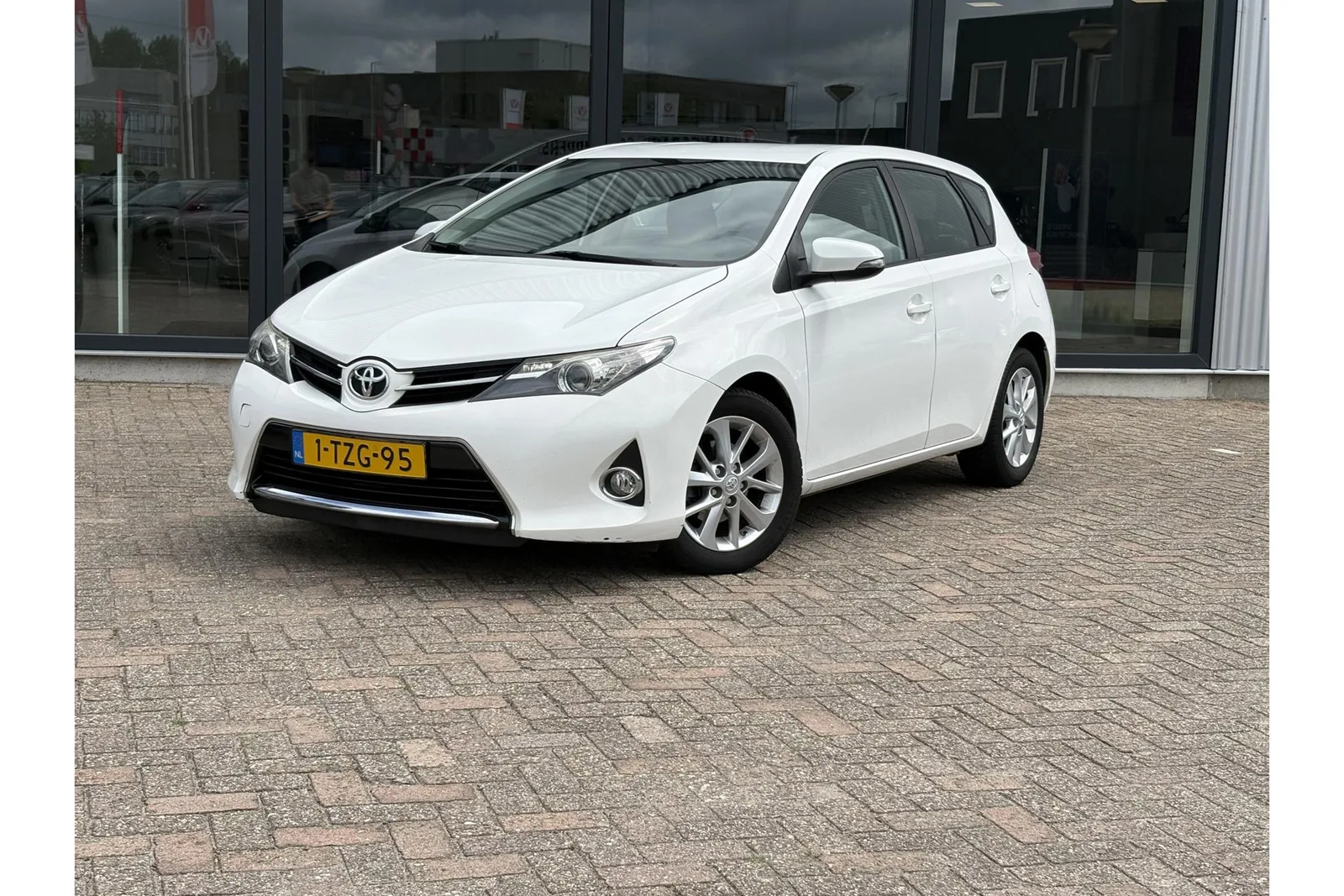 Toyota Auris (2014) — foto 1