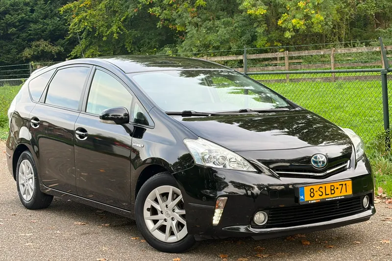 Toyota Prius Wagon (2013)