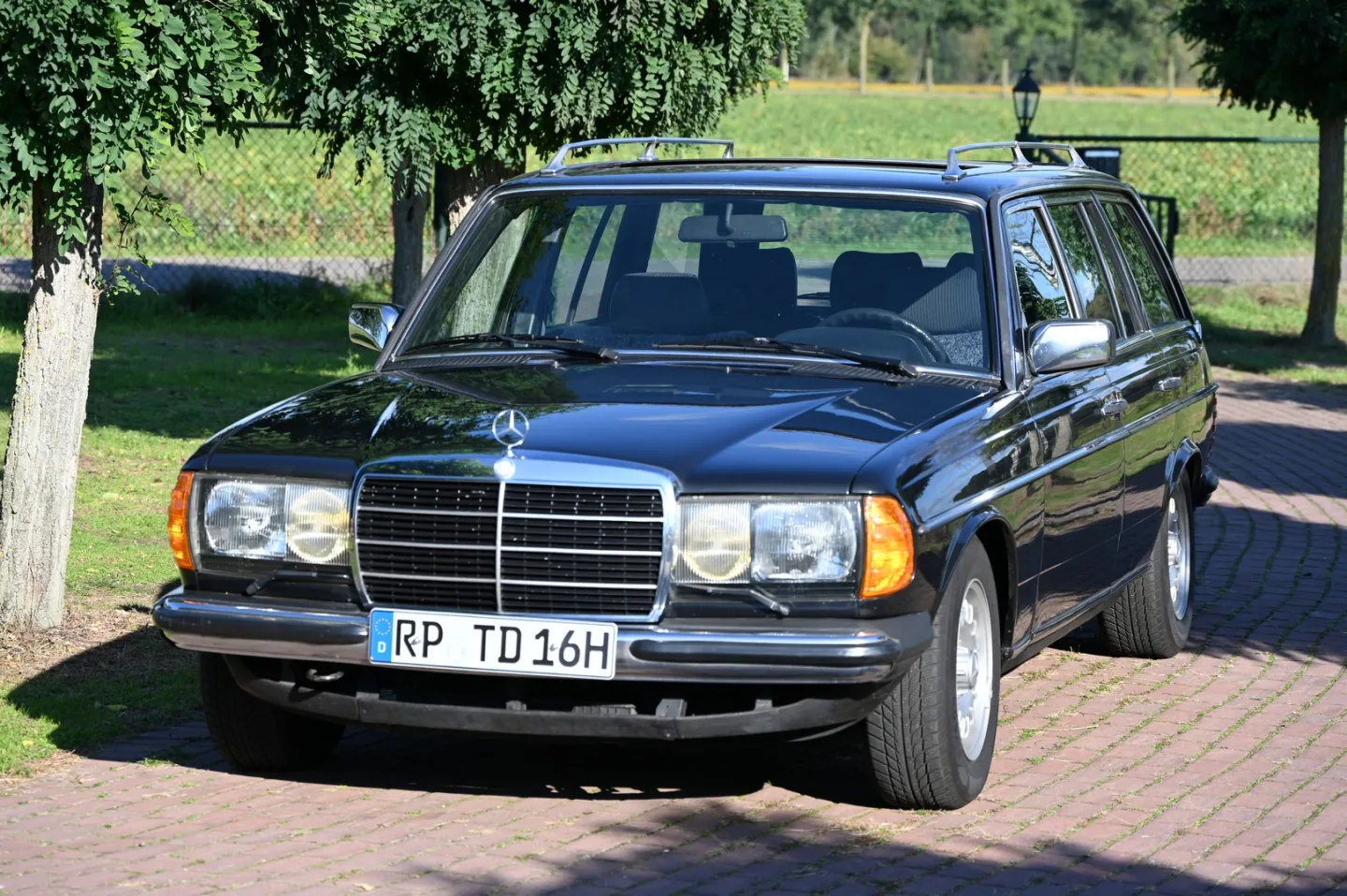Mercedes-Benz 200-Serie (1985) — foto 1