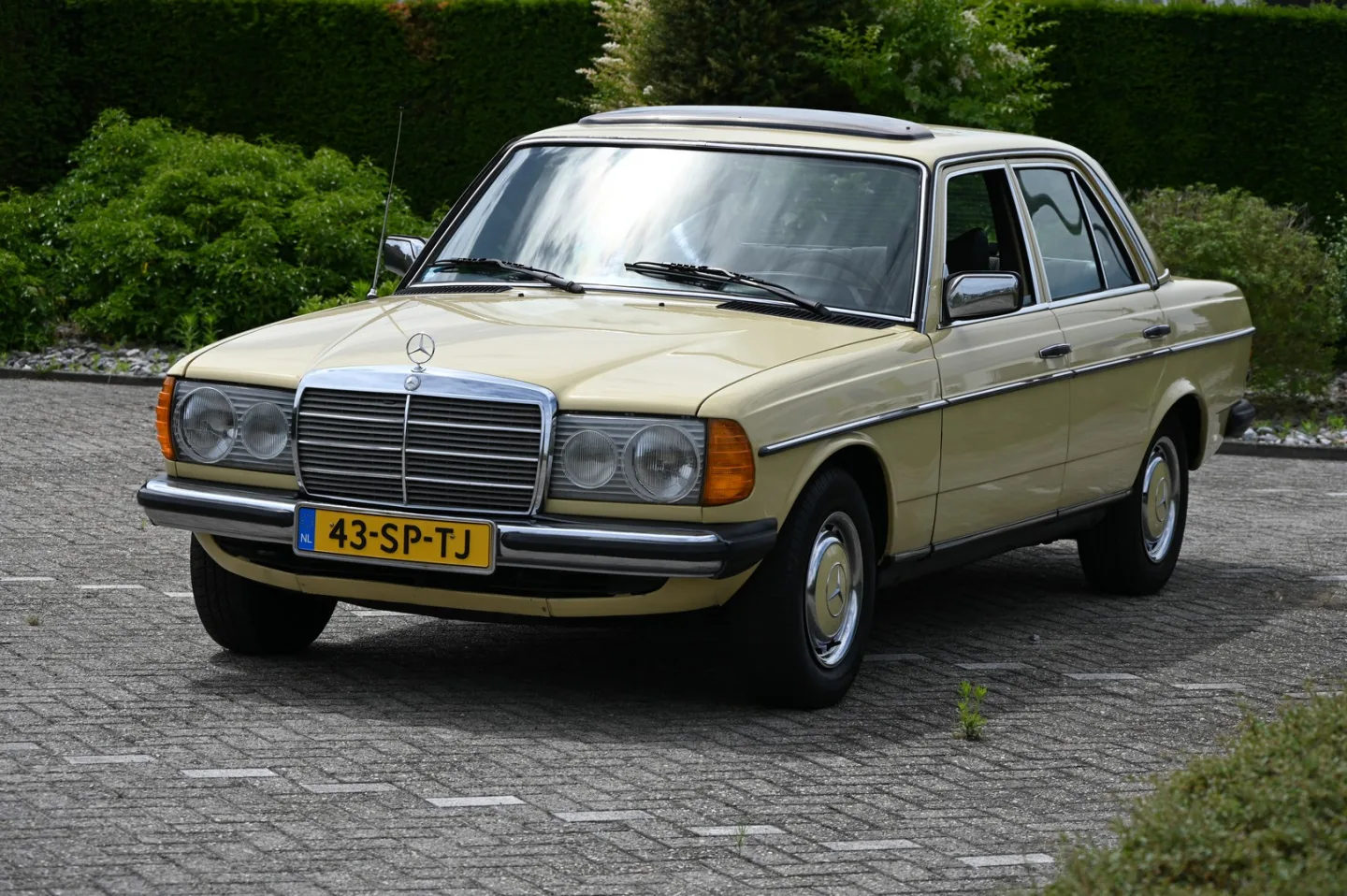 Mercedes-Benz 240 (1978) — foto 1
