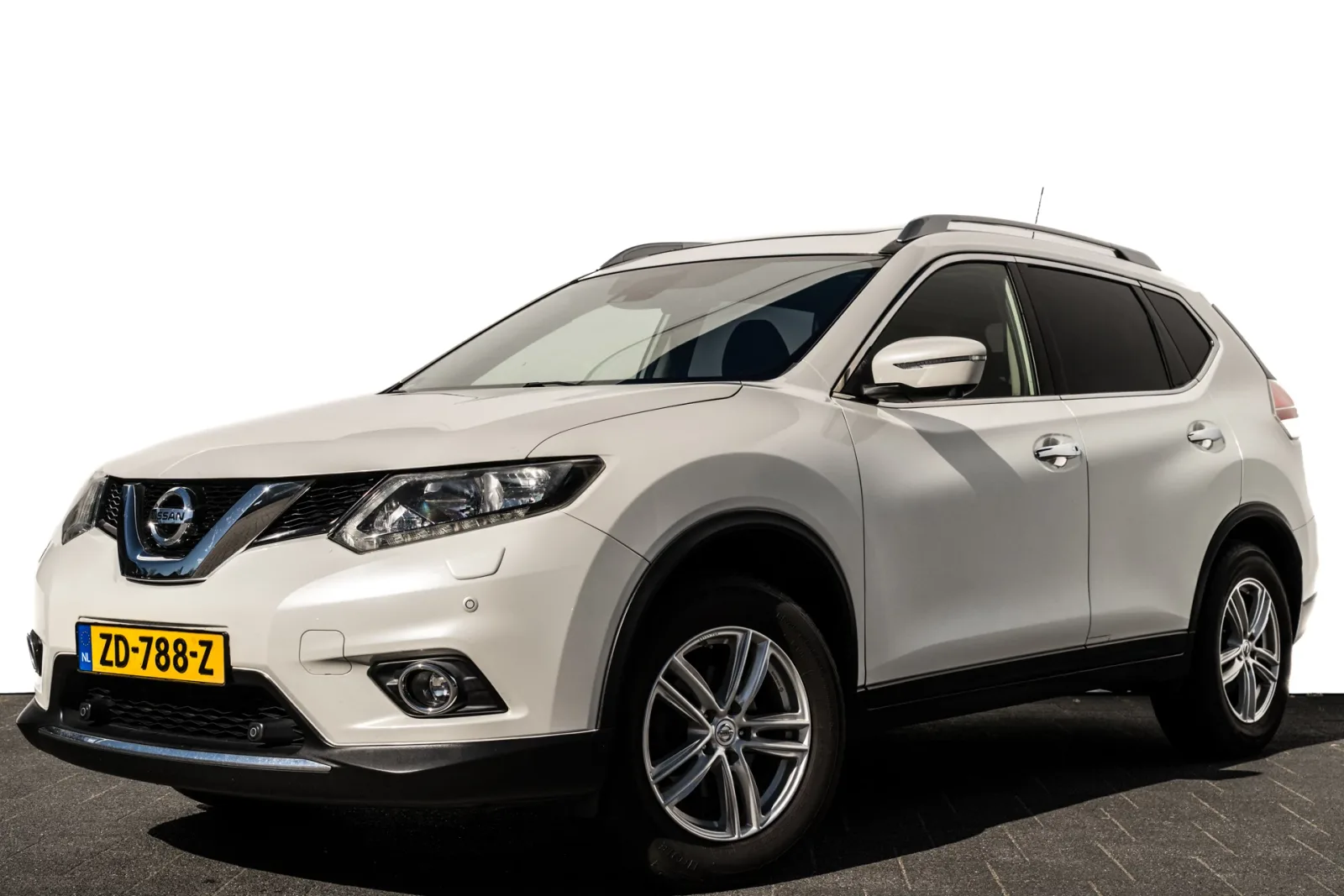Nissan X-Trail (2015) — foto 1
