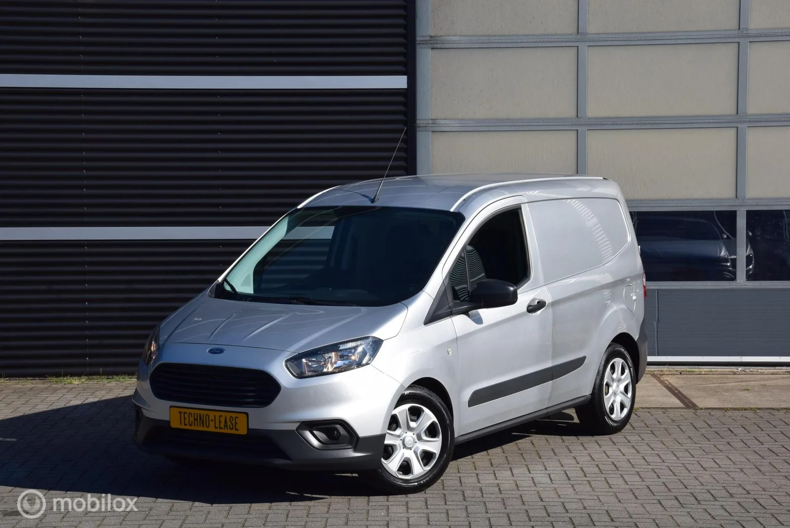 Ford Transit Courier (2021) — foto 1