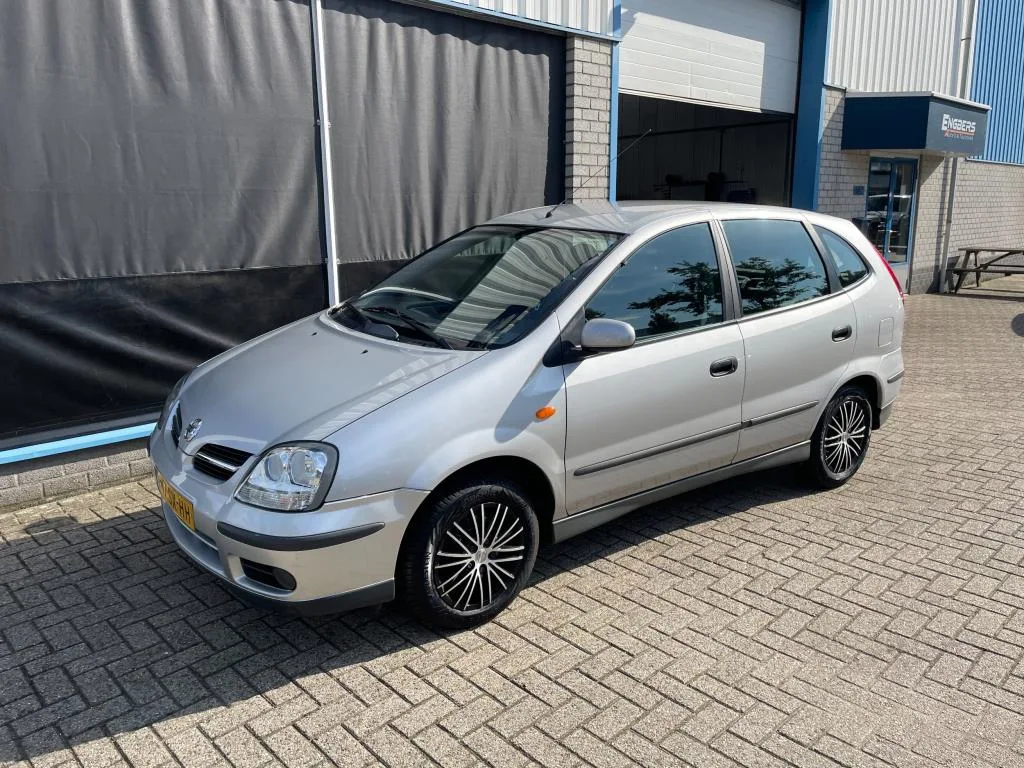 Nissan Almera Tino (2006) — foto 1