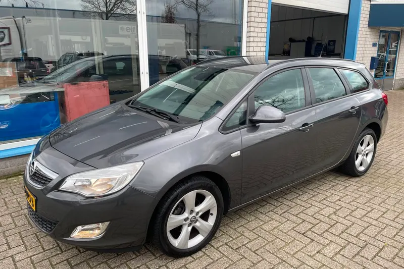 Opel Astra Sports Tourer (2011)