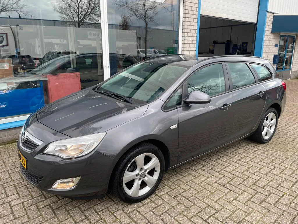 Opel Astra Sports Tourer (2011) — foto 1