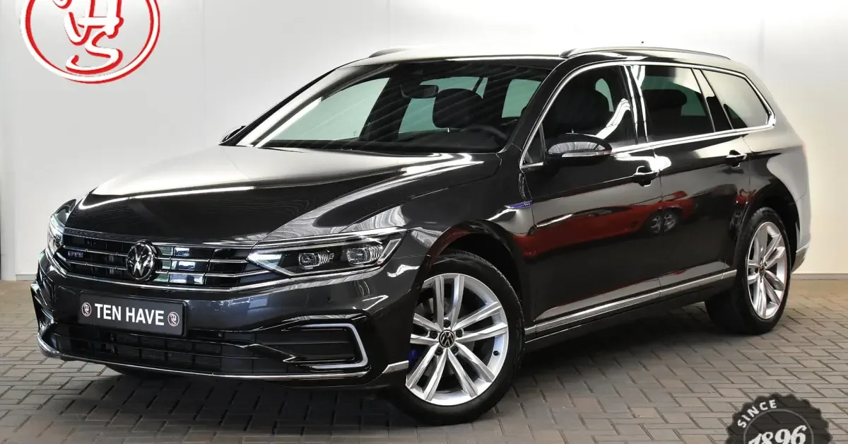 Volkswagen Passat (2023) — foto 1