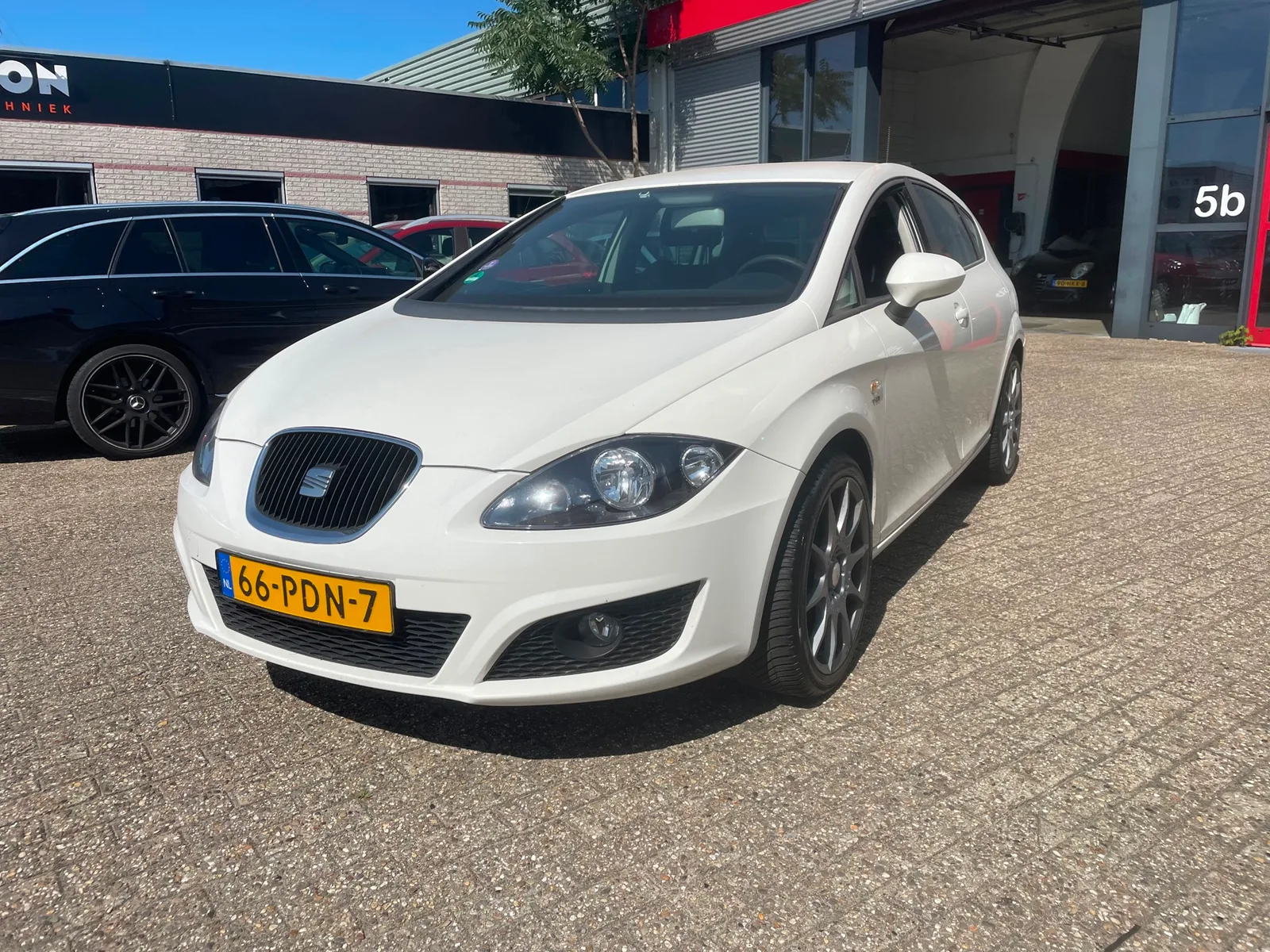 SEAT Leon (2011) — foto 1