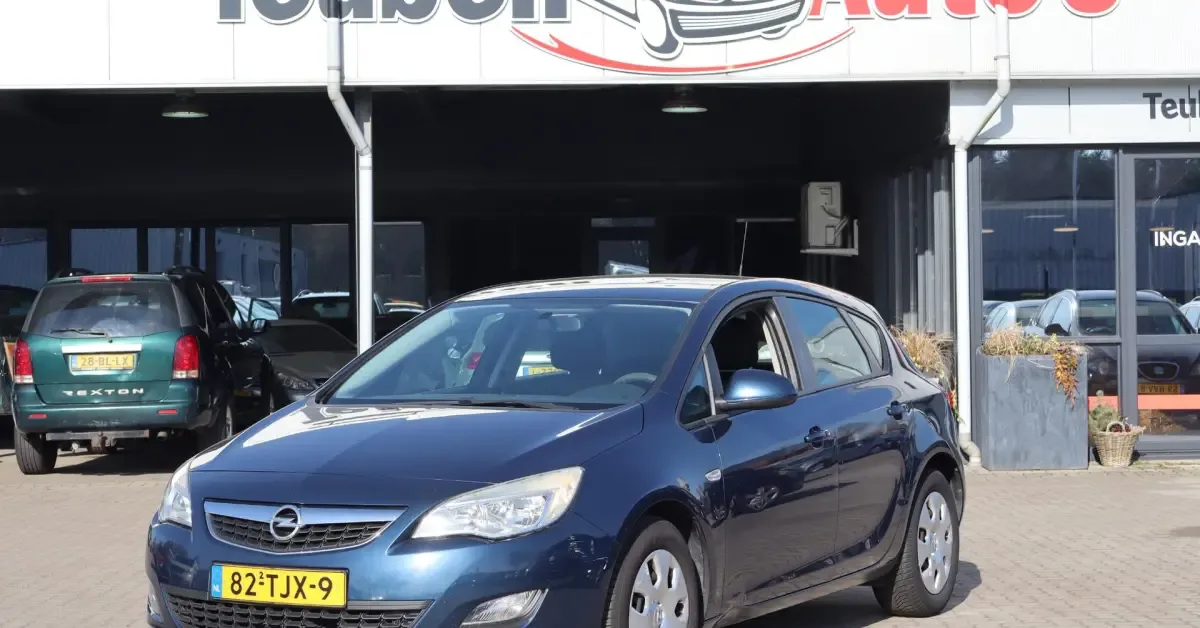 Opel Astra (2012) — foto 1