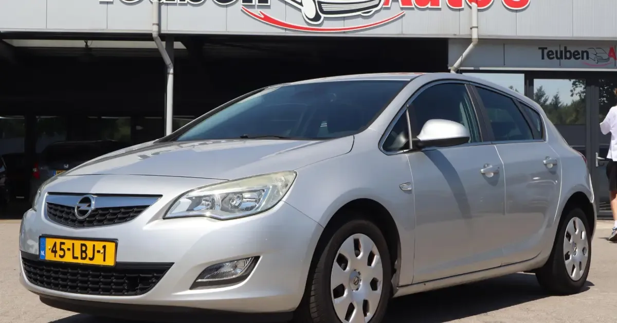 Opel Astra (2010) — foto 1