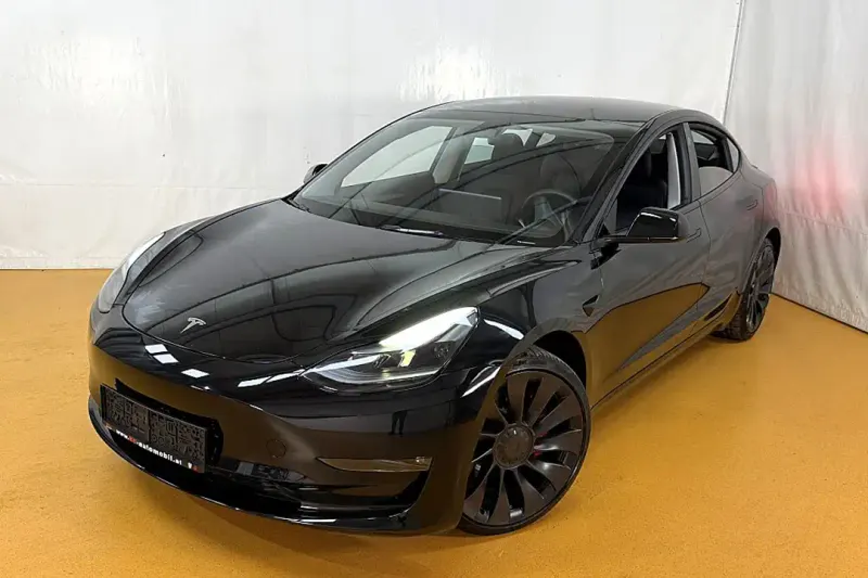 Tesla Model 3 (2023)