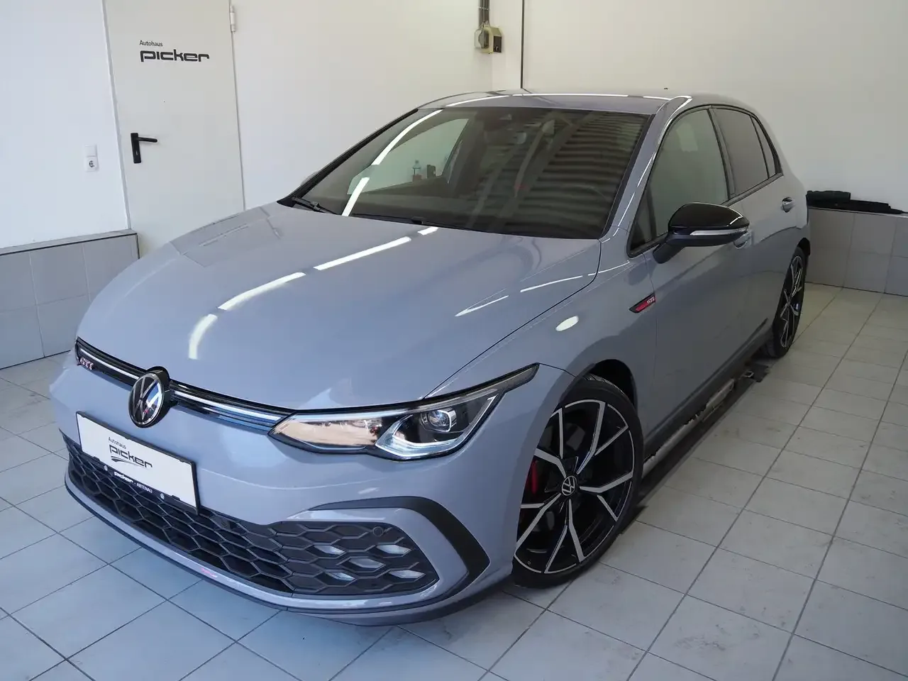Volkswagen Golf (2023) — foto 1