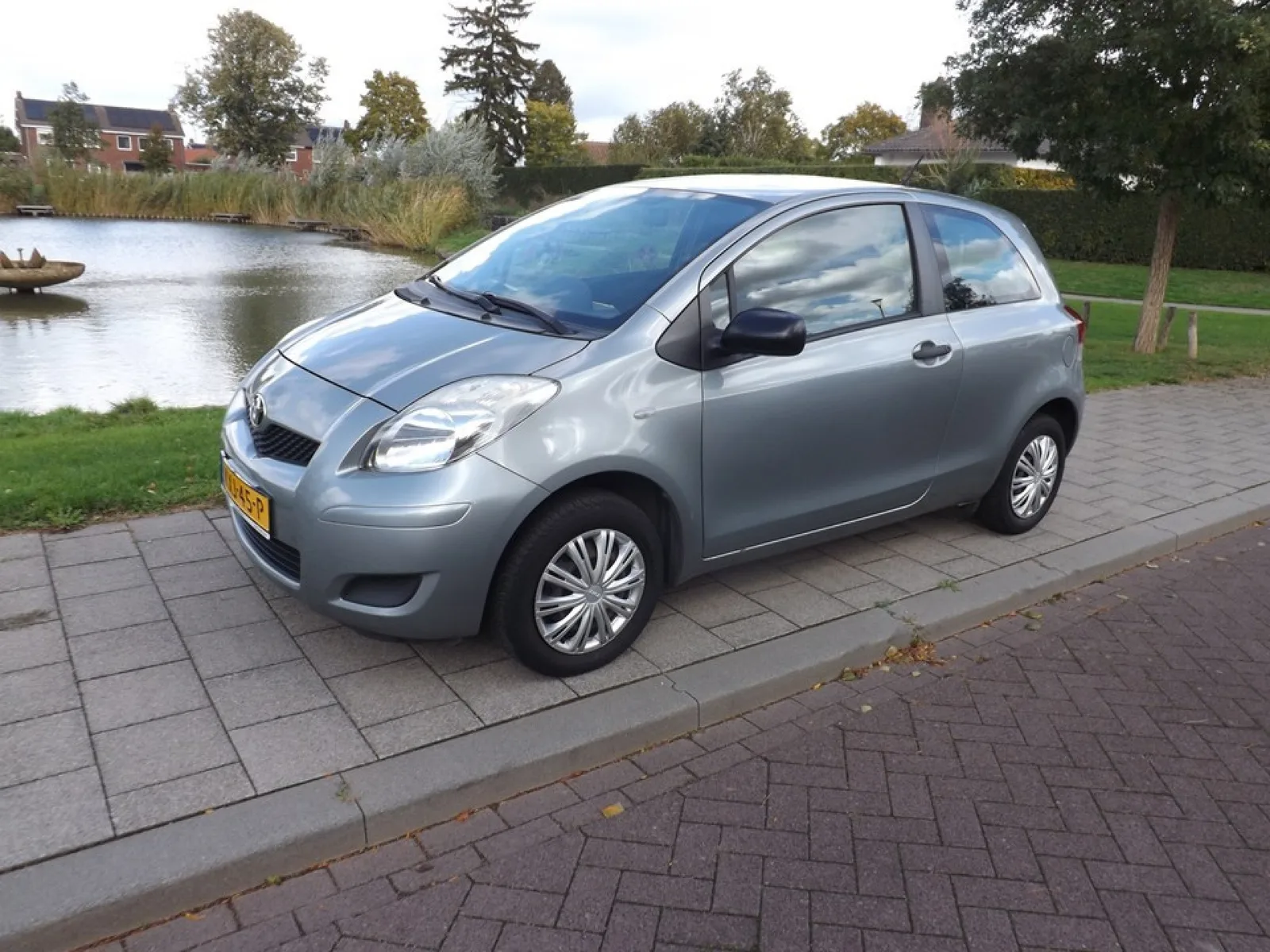 Toyota Yaris (2010) — foto 1