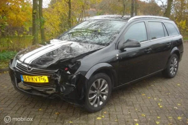 Opel Astra (2010) — foto 1