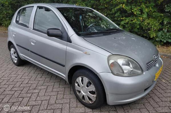 Toyota Yaris (2002) — foto 1