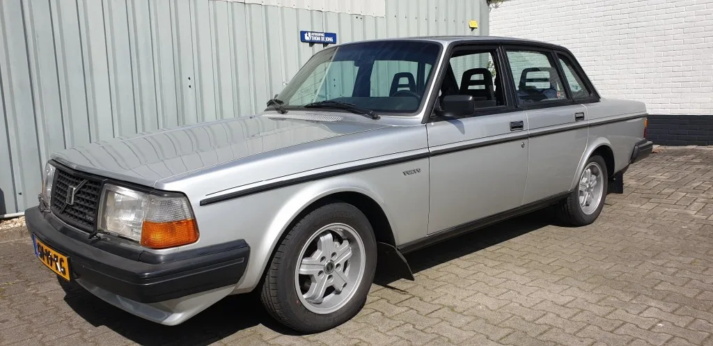Volvo 244 (1981) — foto 1