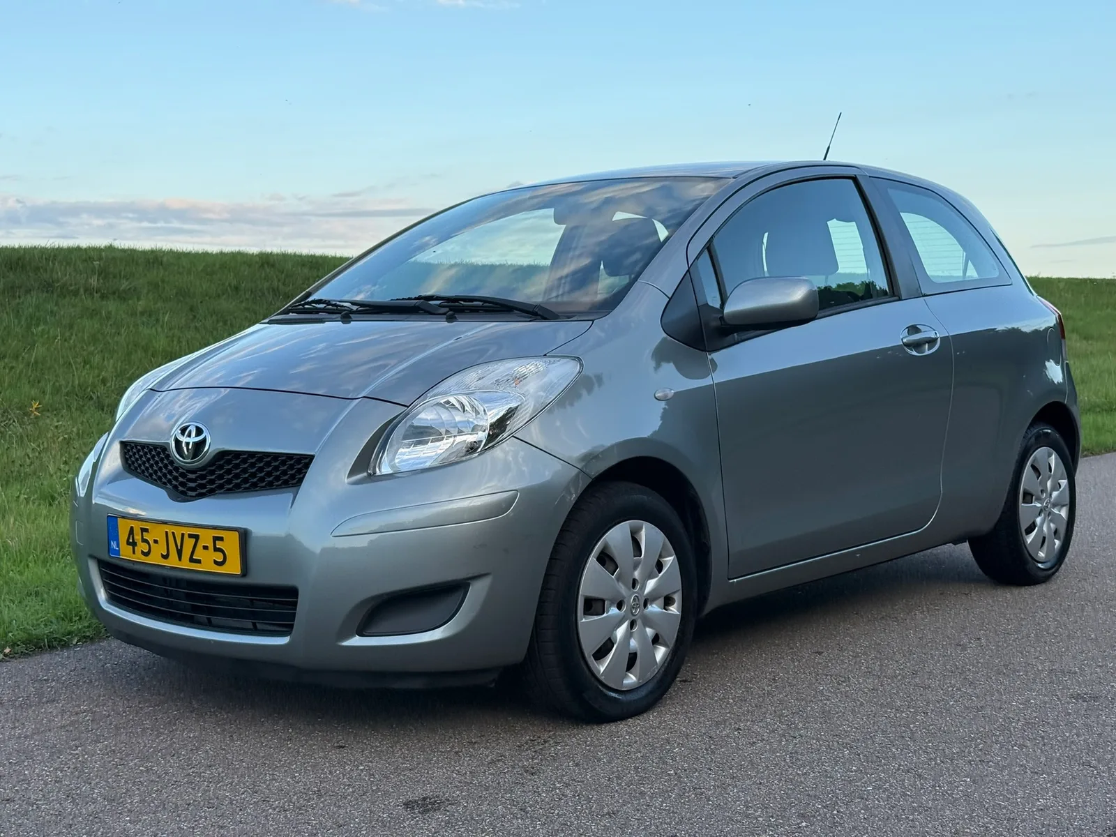 Toyota Yaris (2009) — foto 1