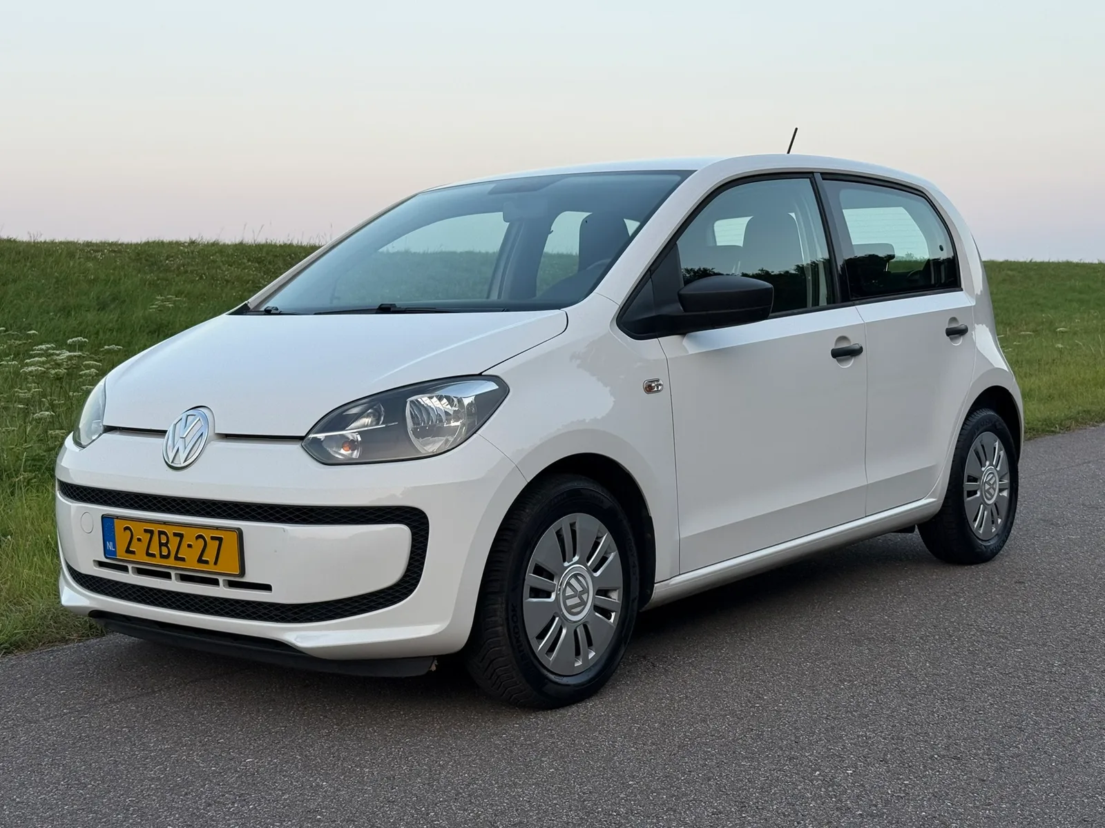 Volkswagen Up! (2015) — foto 1
