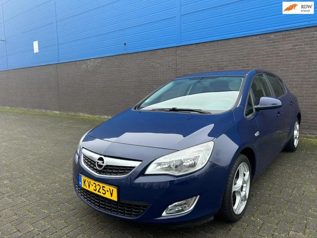Opel Astra (2011) — foto 1