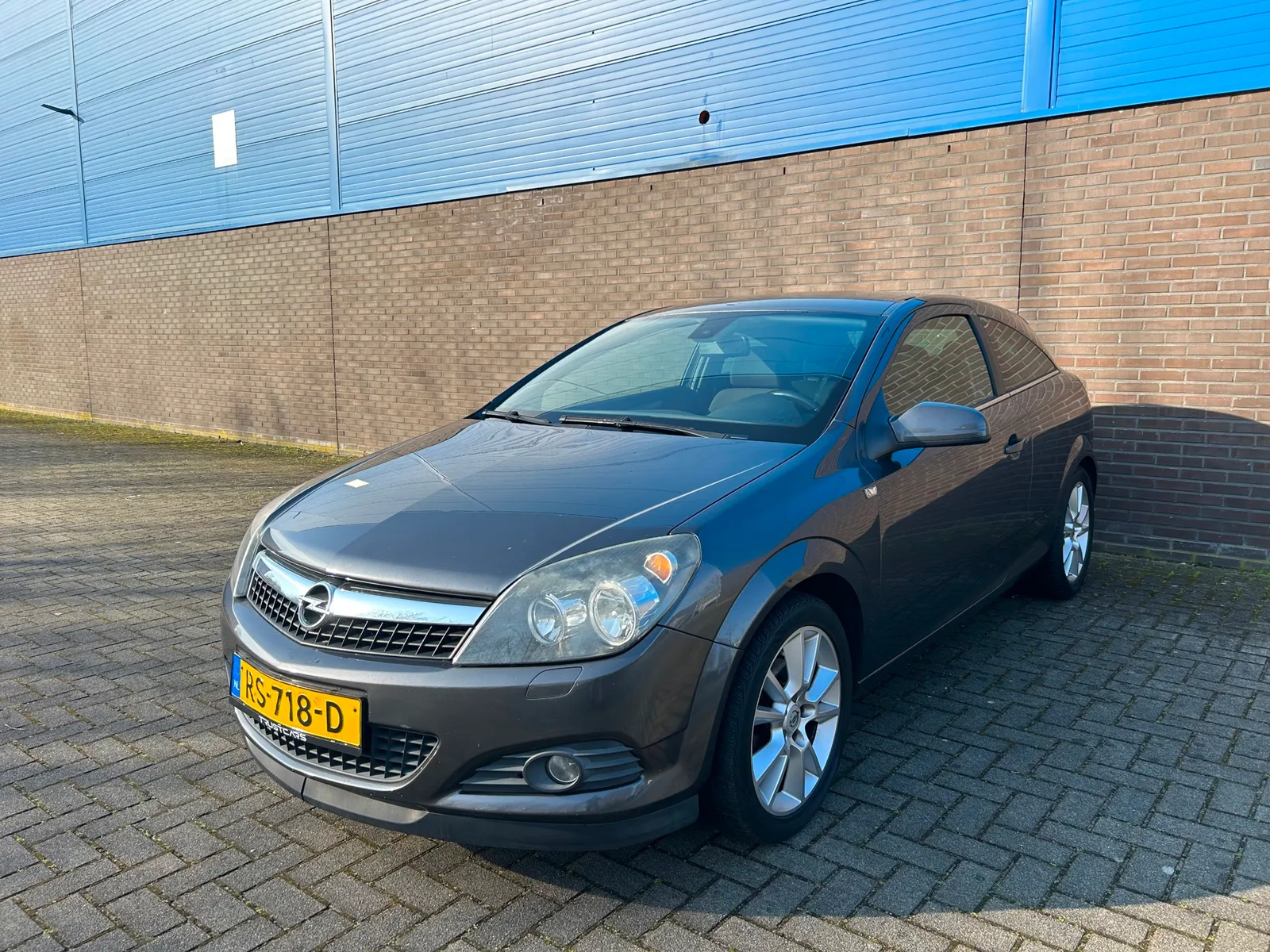 Opel Astra GTC (2009) — foto 1