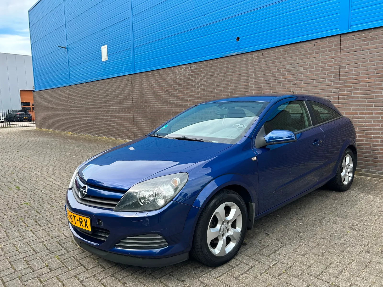 Opel Astra GTC (2005) — foto 1