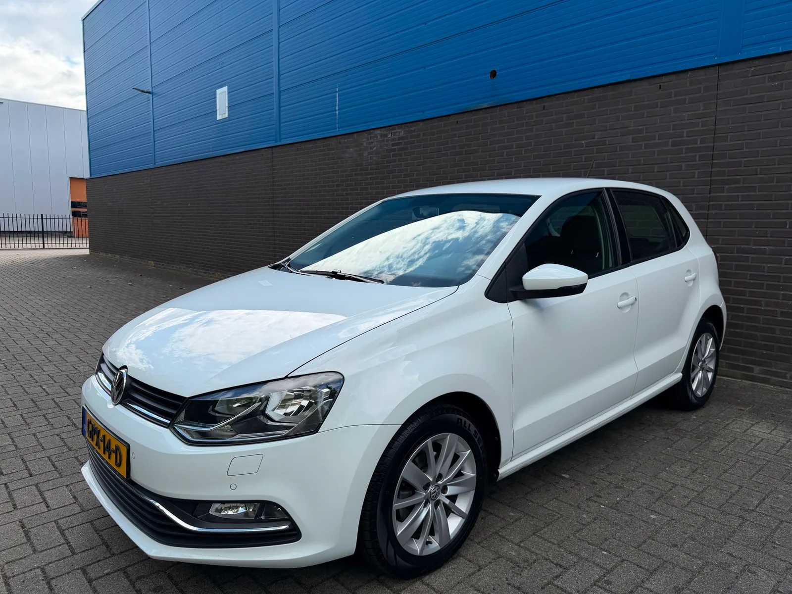Volkswagen Polo (2015) — foto 1