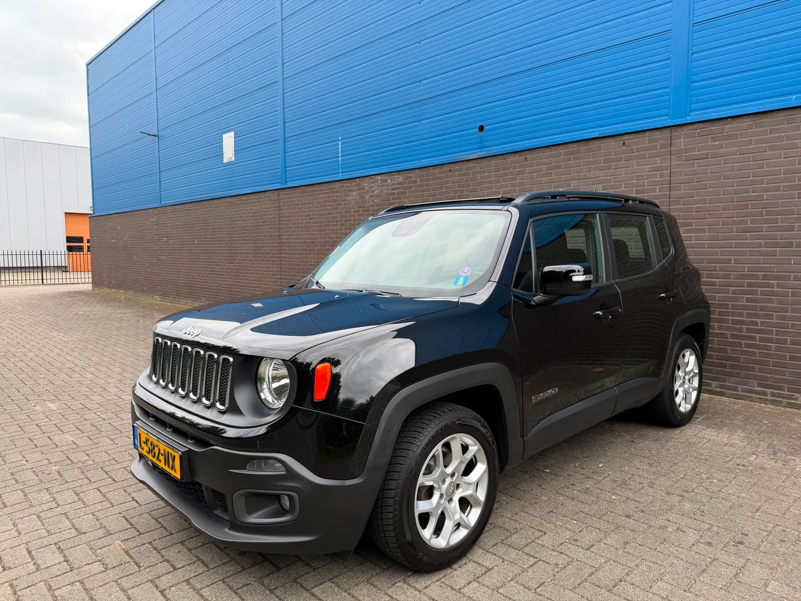 Jeep Renegade (2016) — foto 1