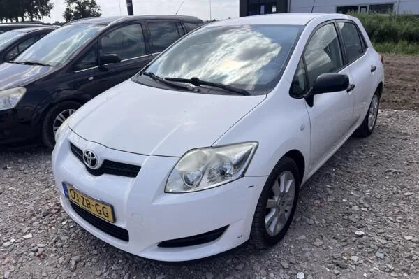 Toyota Auris (2008) — foto 1