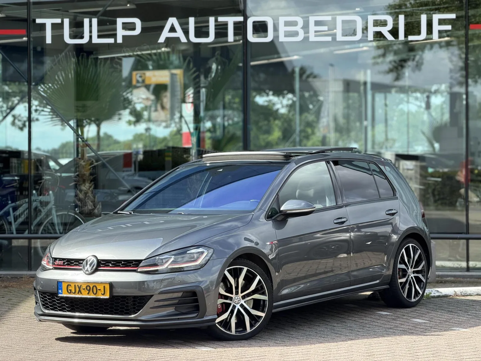 Volkswagen Golf (2019) — foto 1