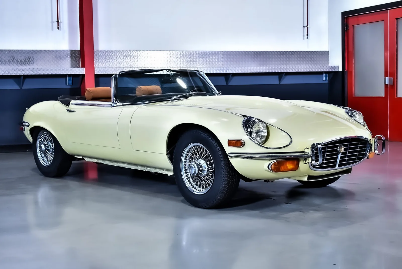 Jaguar XKE Convertible (1973) — foto 1