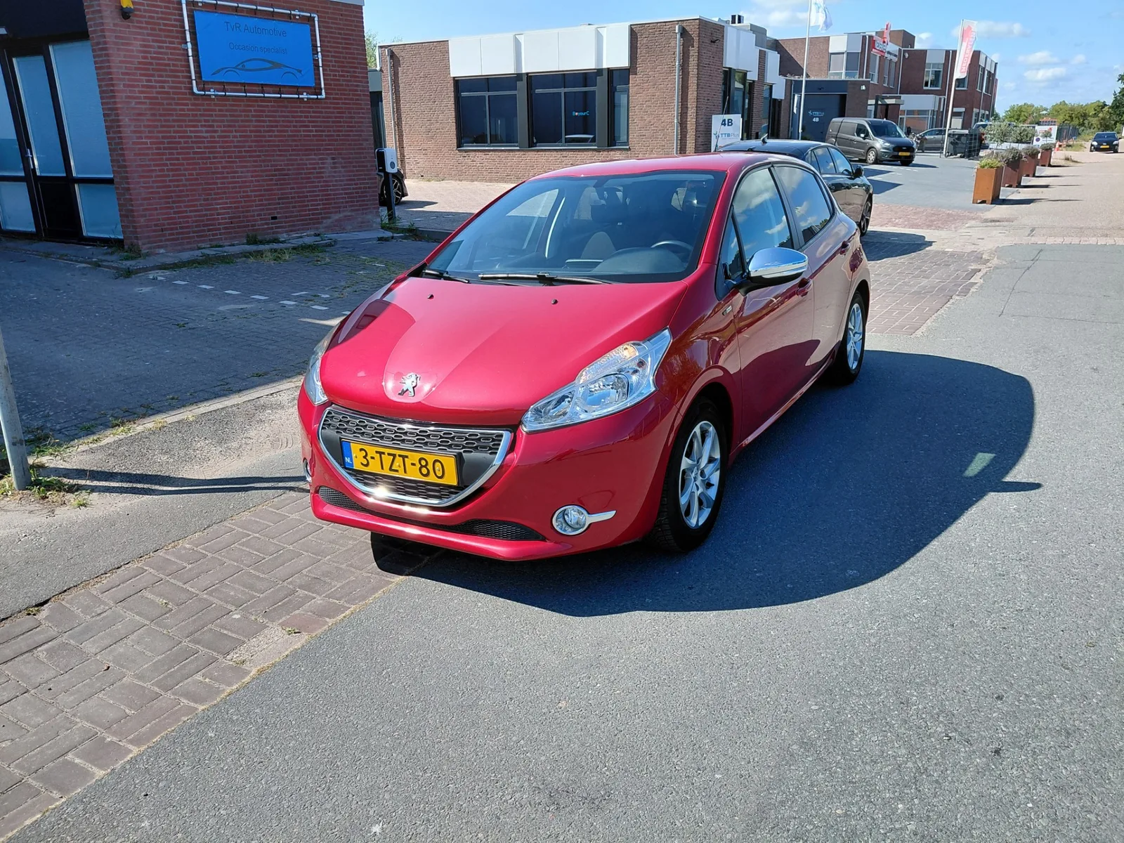 Peugeot 208 (2014) — foto 1