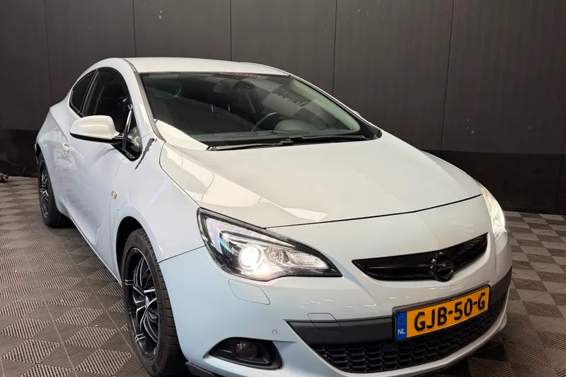 Opel Astra (2012)