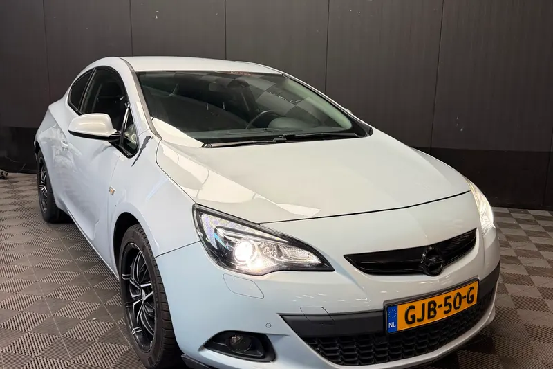 Opel Astra GTC (2012)