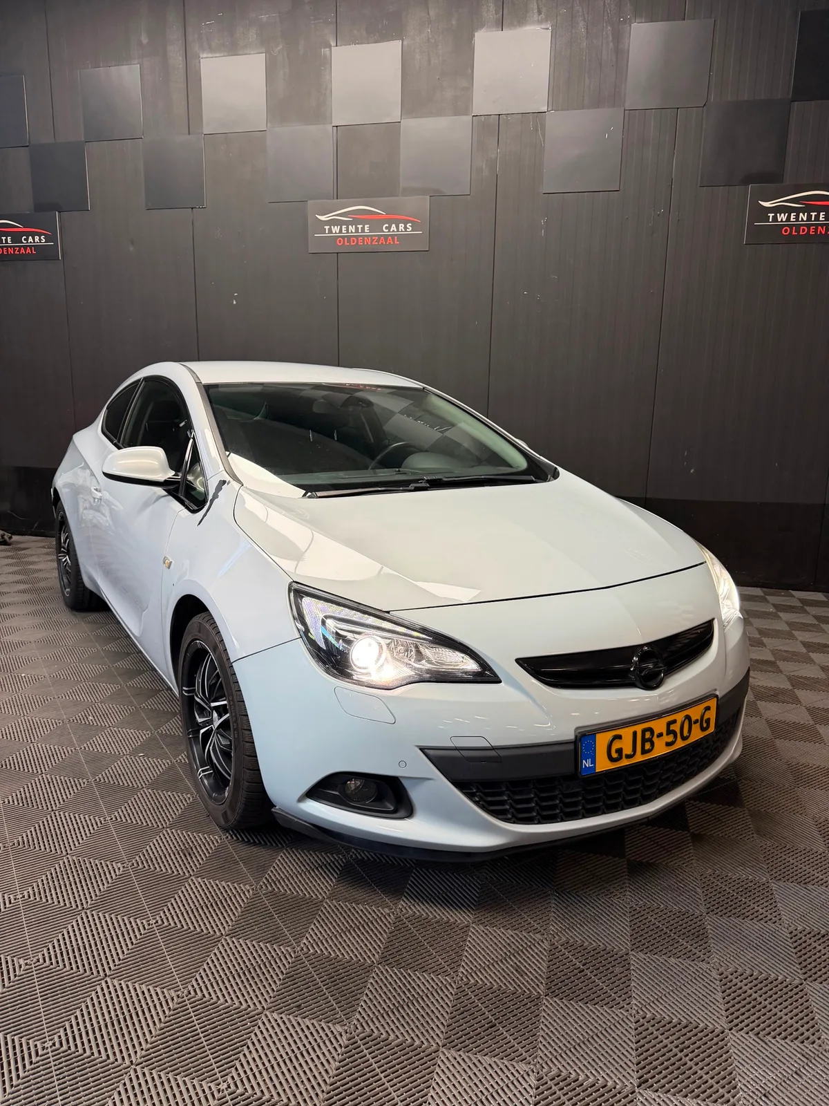 Opel Astra GTC (2012) — foto 1