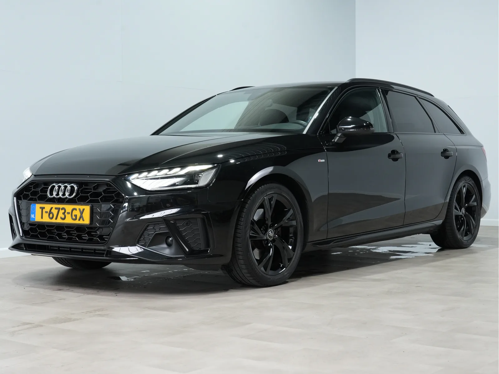 Audi A4 (2023) — foto 1