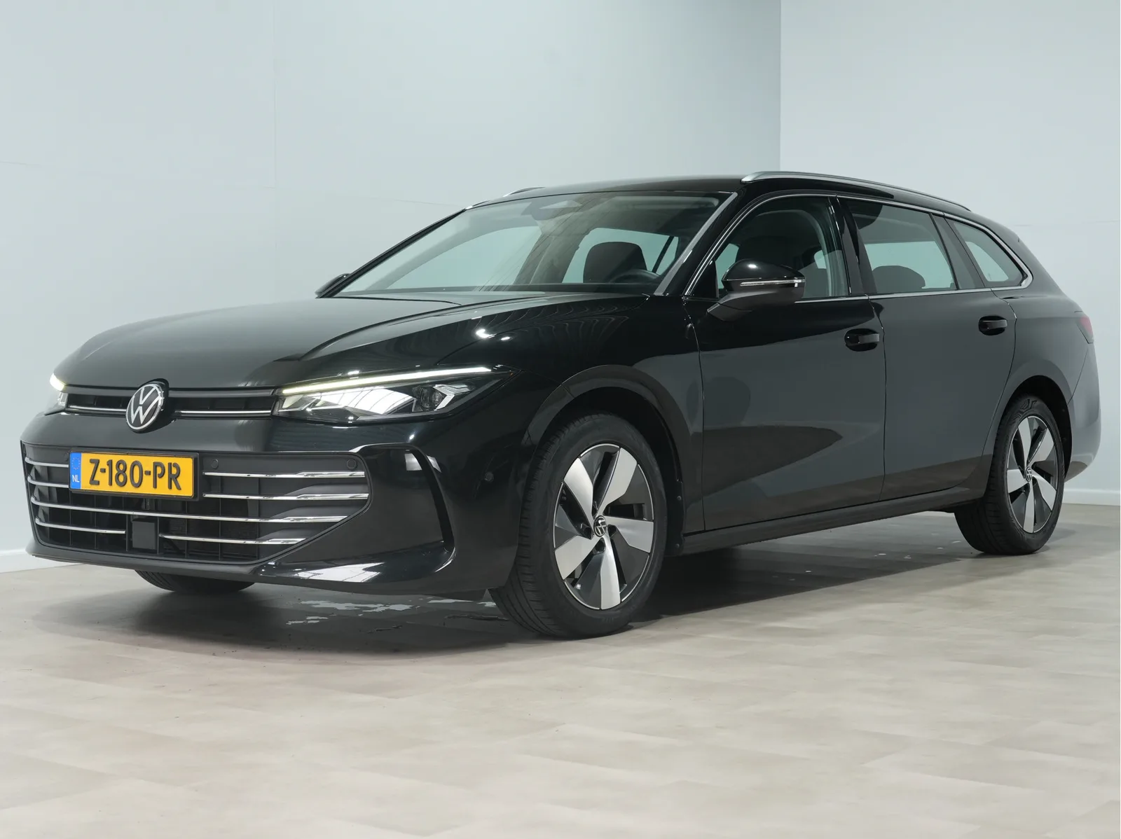 Volkswagen Passat (2024) — foto 1