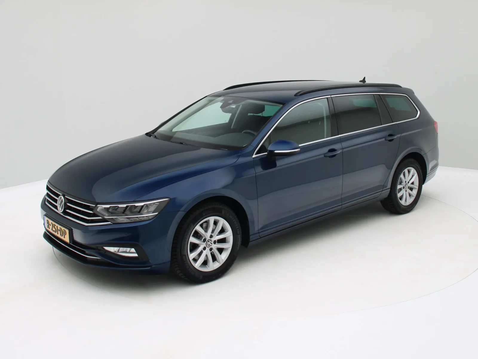 Volkswagen Passat (2021) — foto 1