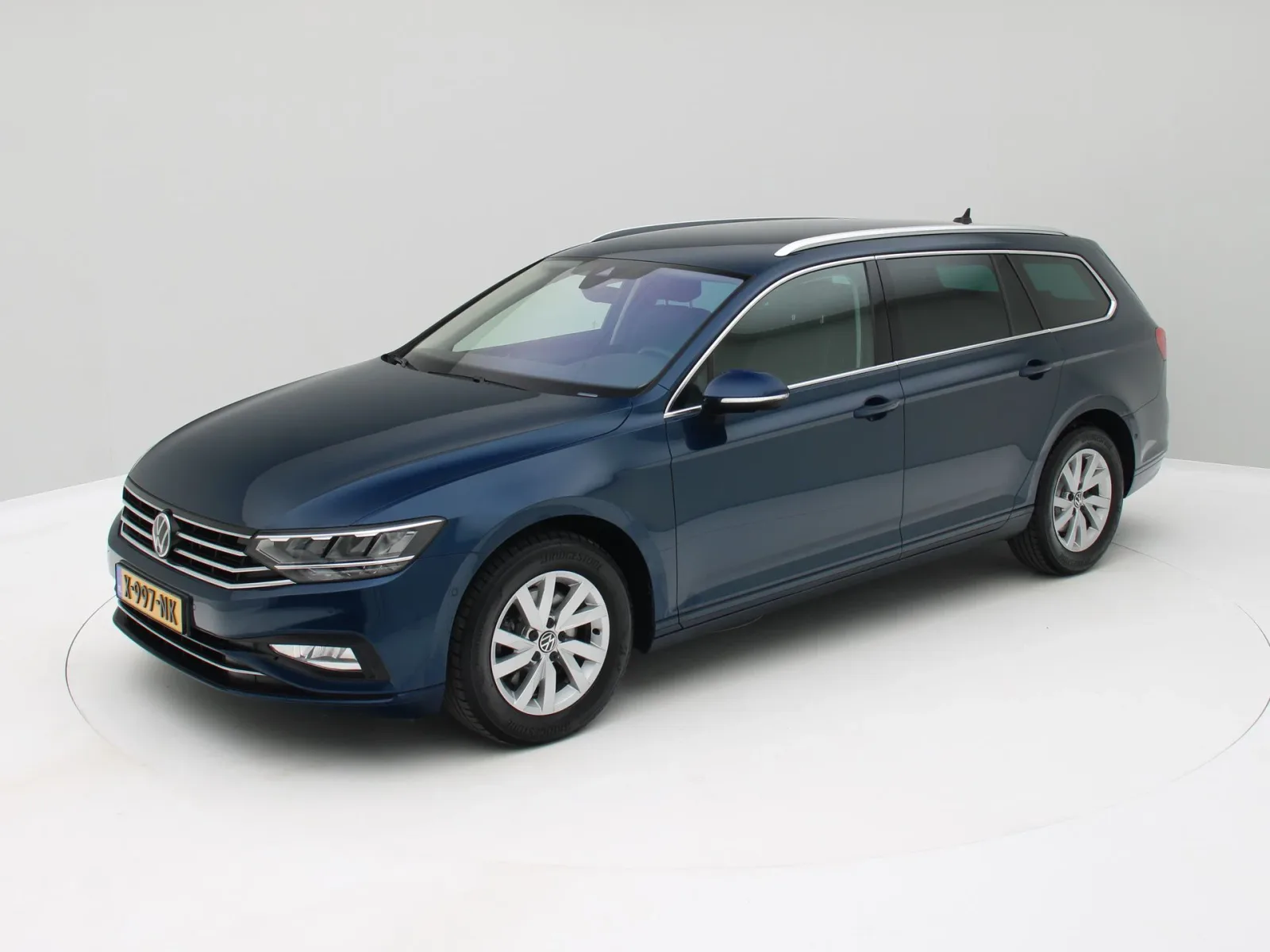Volkswagen Passat (2023) — foto 1